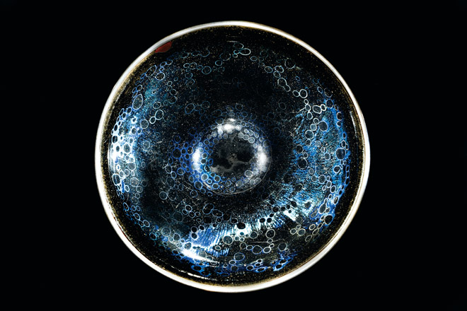 Tea Bowl, Tenmoku glaze with glistening spots (photography: Kazuyoshi Miyoshi) 